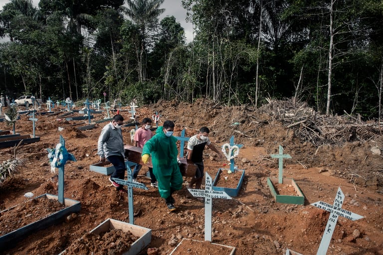 El funeral de una víctima de COVID-19 en Manaus, Brasil, 19 de mayo de 2020