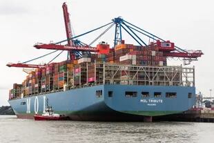 Miles de contenedores apilados en un barco en el gran puerto de Hamburgo.