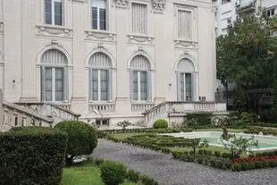 Elegantes, los jardines del Palacio Errázuriz Alvear, hoy Museo de Arte Decorativo, son de estilo francés.