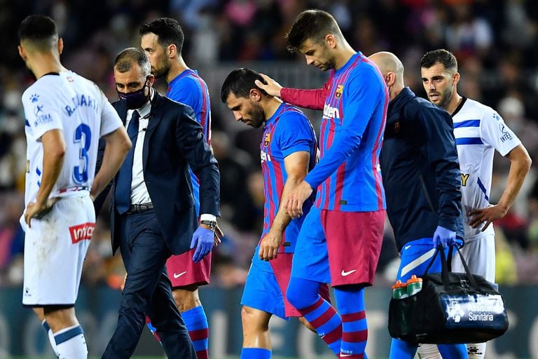 Cabizbajo, Kun Agüero sale lesionado durante el partido entre Barcelona y Alavés.