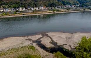 El casi totalmente seco río Ahr, abajo, entra al río Rin en Linz, Alemania 
