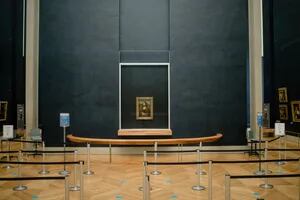 En el Louvre, la Gioconda no pierde la sonrisa ni cuando se queda sola