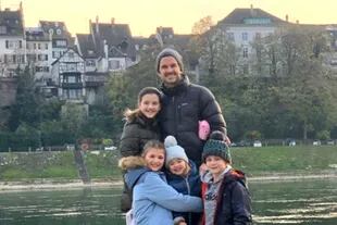 Franco y sus hijos en Basilea, donde viven los Costanzo