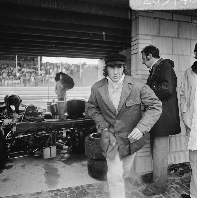 Jackie Stewart participando de un evento de automovilismo