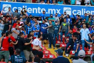 Escenas dantescas dominaron la triste noche en México; las provocaciones terminaron en una batahola de enorme crueldad y, por supuesto, la suspensión de Querétaro vs. Atlas.