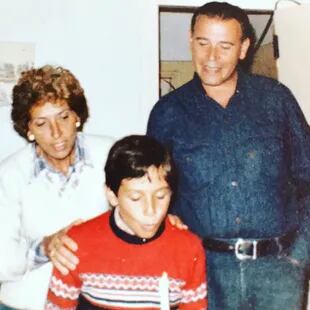 Coco Carreño compartió una foto de su niñez junto a sus padres en el día de su cumpleaños