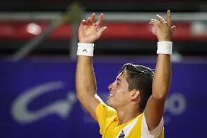 Báez, el futuro del tenis argentino, dio un show de drops y logró su primer éxito ante un Top 20