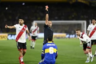 Darío Herrera le muestra la tarjeta roja a Marcos Rojo, que había firmado un muy buen rendimiento