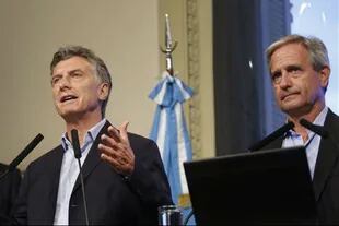 Mauricio Macri en la Casa Rosada, con el ministro de Modernización, Andrés Ibarra