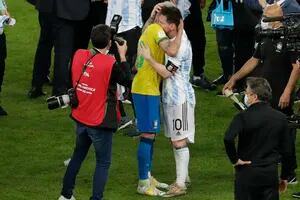 El emocionante abrazo entre Messi y Neymar un instante después del final