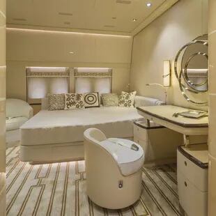 Una habitación para huéspedes en el Boeing 747-8 que diseño la firma Alberto Pinto