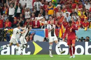 Rüdiger, al fondo, levanta el brazo y festeja, pero su gol no fue convalidado por off-side