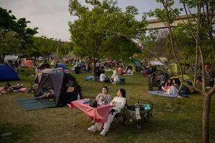 La gente se sienta en un parque en Seúl, Corea del Sur, el 1 de mayo de 2020