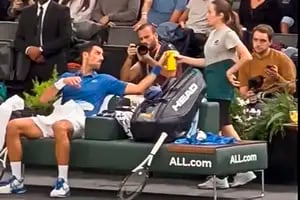 Polémica y misterio en torno a una bebida que le prepararon a Djokovic en pleno partido: ¿qué ocultaban?