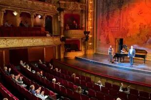El Teatro Wiesbaden, de Alemania, fue la primer sala pública en volver a la actividad. Aunque no parezca, esa noche colgaron el cartel de "no hay más localidades"