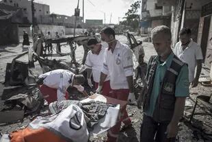 Paramédicos palestinos recorren zonas de Beit Hanoun, en el norte de Gaza, buscando heridos y cuerpos entre los escombros