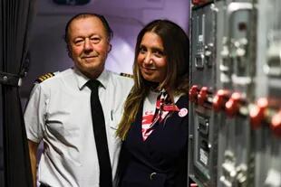 Se conocieron trabajando en LAPA: él era piloto; ella, comisario de a bordo. Ahora, han vuelto a volar juntos para realizar misiones solidarias. 