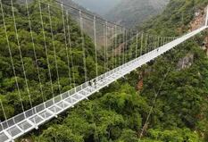 El vertiginoso puente de cristal que inauguró Vietnam y que podría ser récord Guinness