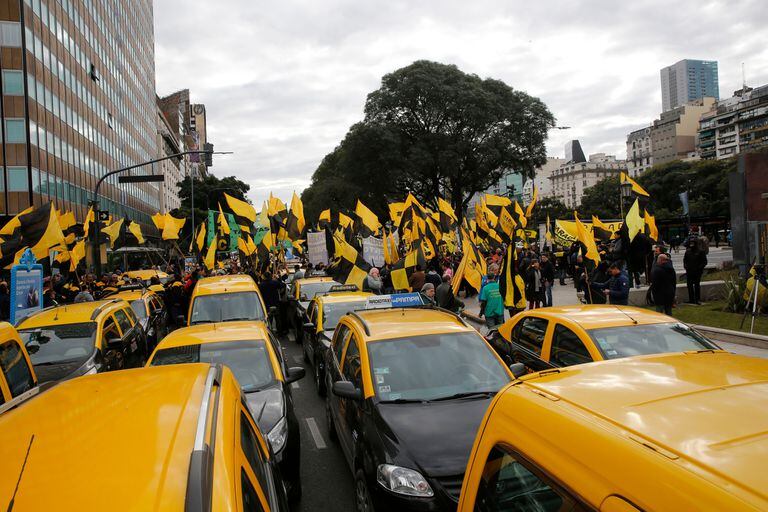 Los taxistas, muchos considerados caza Uber, no aceptan el funcionamiento de la plataforma en Buenos Aires