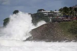 Impresionantes olas de hasta 4 metros en Río de Janeiro por el paso de un ciclón