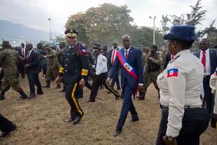 ARCHIVO - En esta fotografía de archivo del 7 de febrero de 2017, el presidente haitiano Jovenel Moïse camina acompañado por el jefe policial Michel-Ange Gedeon en el Palacio Nacional tras su ceremonia de juramentación en el Parlamento, en Puerto Príncipe, Haití. (AP Foto/Dieu Nalio Chery, archivo)
