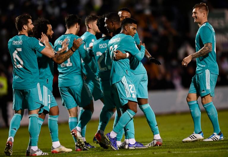 Los jugadores del Real Madrid festejan su tercer gol ante el Getafe, en un partido de la Copa del Rey, disputado el miércoles 5 de enero de 2022 (AP Foto/Jose Breton)
