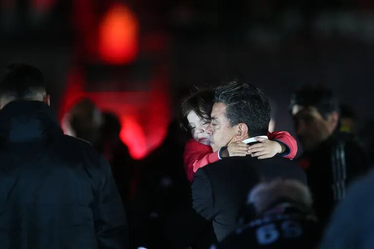 Marcelo Gallardo, abrazado a uno de sus hijos, en su despedida del Monumental