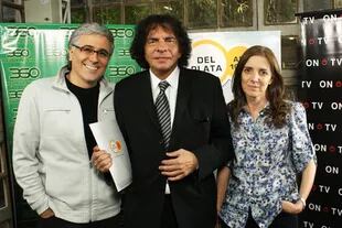 Alejandro Dolina junto con Claudio Villaroel y Bernarda Llorente