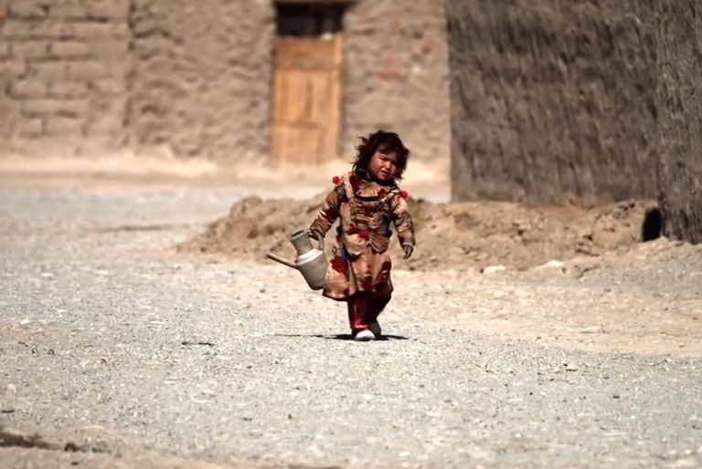 La tragedia de las familias afganas que venden a sus bebés por U$500 para poder alimentarse