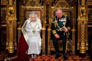 La reina Isabel II de Gran Bretaña junto al príncipe Carlos en la apertura estatal del Parlamento en Londres, el 14 de octubre de 2019