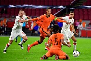 El neerlandés Virgil Van Dijk avanza ante la marca polaca en infracción, en el 1-0 naranja por la Liga de Naciones.