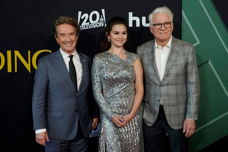Martin Short, Selena Gomez y Steve Martin, protagonistas de Only Murders in the Building, posan juntos y sonrientes en la presentación de la segunda temporada de la serie de Hulu en Los Ángeles