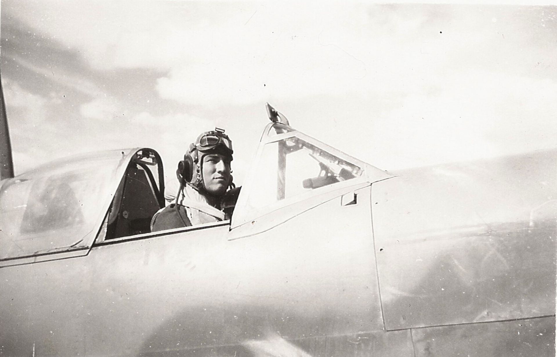 Bernardo Noel Marie De Larminat a bordo de su Spitfire Mk.Vc mientras era piloto del escuadrón canadiense 417 que opero contra las fuerzas del Afrika Korps. (Archivo Claudio Meunier)
