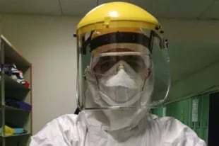 El doctor Messina y los otros sanitarios del hospital IRCCS Humanitas de Milán, en Italia, que se ocupan del tratamiento contra el covid-19 tienen que trabajar con un traje protector especial.