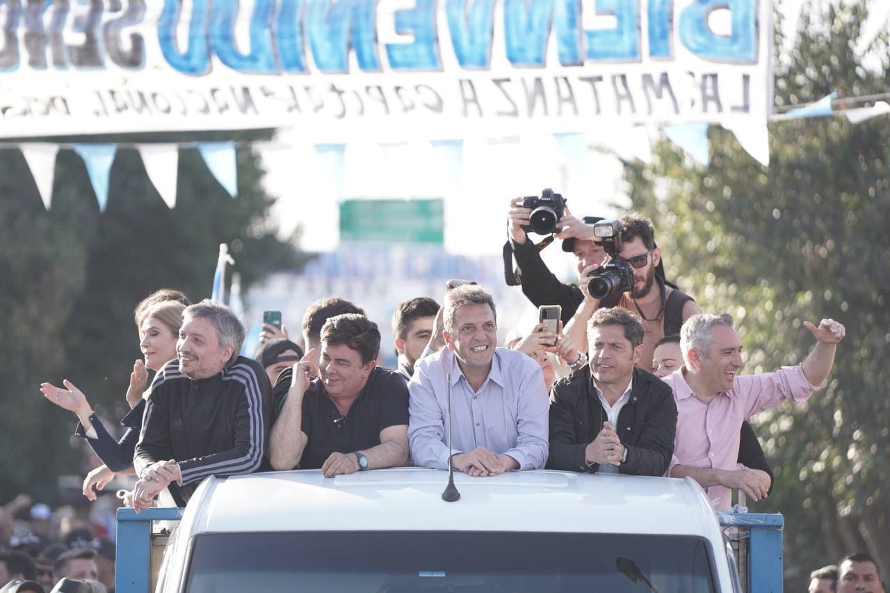 Massa, Kicillof, Espinoza y Máximo Kirchner en caravana por La Matanza, 15 días antes de la elección