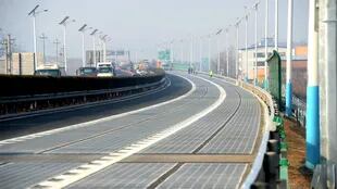 Un tramo de la autopista inaugurada en China, que tiene paneles solares bajo el pavimento