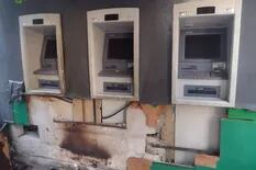 Delincuentes hicieron explotar cajeros automáticos en La Plata