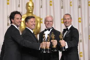 Guillaume Rocheron, Bill Westenhofer, Donald R. Elliott y Erik-Jan De Boer, con sus Oscar a los efectos visuales.