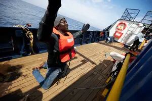 La odisea de 64 migrantes rescatados de balsas que ningún país quiere recibir