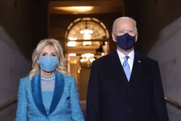 El presidente electo Joe Biden y su esposa Jill tomados de la mano en el Capitolio de los Estados Unidos