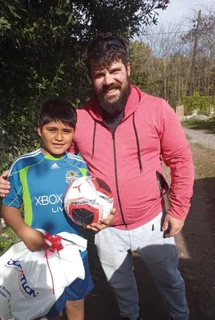 Nicolás recibió una pelota, un par de botines y un equipo de Boca como regalo por el gesto que tuvo con la escuela (Foto: Gentileza)
