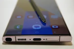 Los usuarios del Galaxy S24 Ultra se quejan que el lápiz tiene un olor raro
