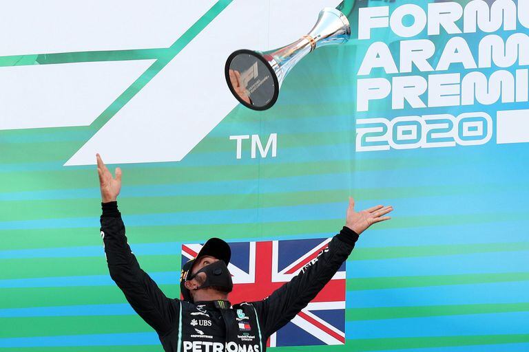 En el aire: Lewis Hamilton lanza el trofeo y celebra la victoria en el Gran Premio de España; con la victoria N°88, el británico marcó el récord de 156 podios en la Fórmula 1