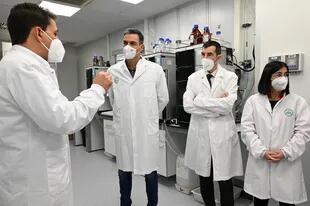 El presidente del gobierno español, Pedro Sánchez,  y la ministra de Sanidad, Carolina Darias, visitan las instalaciones de la farmacéutica Rovi que produce la vacuna Moderna contra el Covid-19, en Granada 