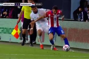 La infracción de Nicolás González contra Ángel Romero revisada en el VAR por el brasileño Raphael Claus, que anularía el tanto de Lionel Messi para el 2-1.