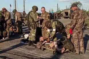 Soldados ucranianos son registrados por tropas rusas, luego de dejar la planta de Mariupol, de acuerdo a un video de Moscú.