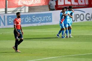 Jugadores de Arsenal festejan el gol de Lucas Albertengo durante el partido que disputan contra Independiente.