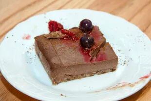 El valor de lo orgánico está presente en todo el proceso de producción. Torta de chocolate raw con frutos rojos.