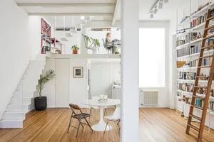 Una arquitecta le dio apertura, ambientes de usos flexibles y techo verde a su hogar en Villa Crespo