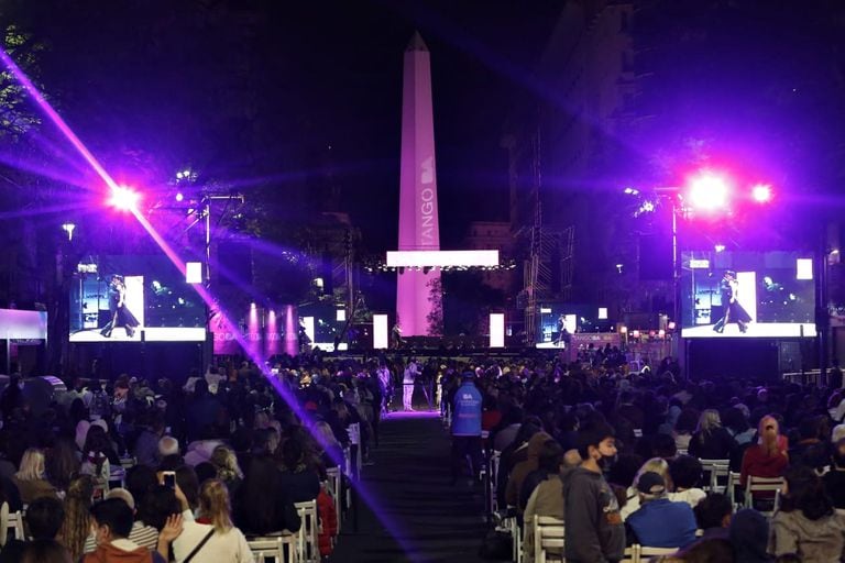 El Mundial de Tango en Diagonal Norte con el Obelisco al fondo